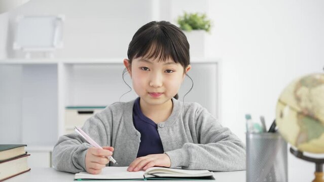 勉強する女の子