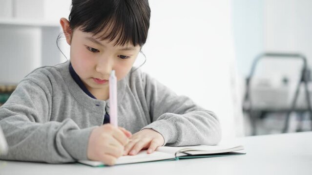 勉強する女の子