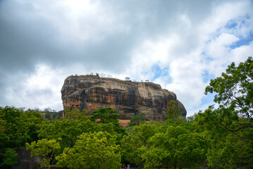 下から見上げた世界遺産シーギリヤロック