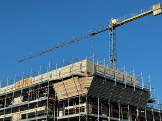 cantiere con gru, construction site with crane