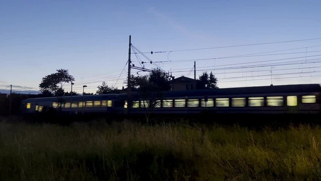 treno in movimento di sera in italia, train moving in the evening in italy 
