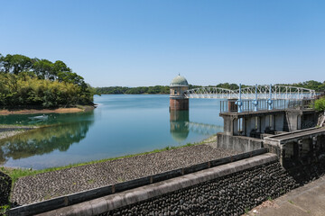 Fototapeta premium 歴史的建造物に指定された多摩湖の第一取水塔
