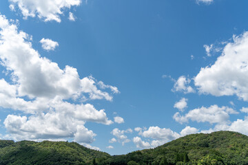 夏の青空と白い雲