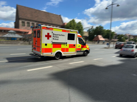 Einsatz Fahrt BRK Fahrzeug N&uuml;rnberg