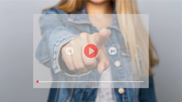 Mujer se&ntilde;alando con un dedo una pantalla flotante donde se muestra un video con el bot&oacute;n de play en rojo.