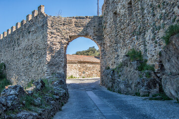 Obraz premium semicircular arch at the entrance to the walls of the town of Buitrago de Lozoya in the province of Madrid. Spain