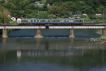 Fototapeta premium 穏やかな高梁川を渡る213系電車_2024/5/17撮影