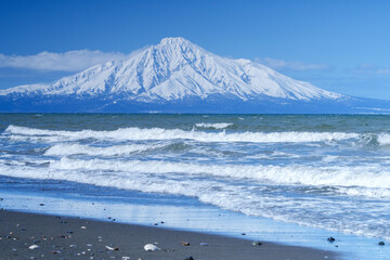 海越しの冠雪した利尻富士　冬の絶景