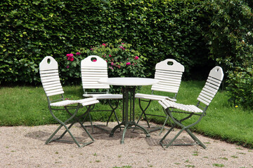 Wei&szlig;e Gartenst&uuml;hle mit Gartentisch