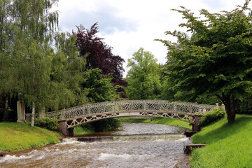 Romantische Brücke über einen Bach