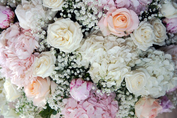 Close-up of some pastel-colored fresh flowers of a beautiful large bouquet. (HORIZONTAL)