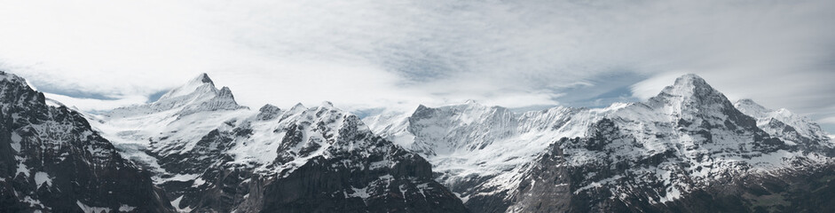 Panoramic view to the Mönch und Jungfrau mountain © Brilliant Eye