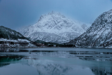 Fototapeta premium Landscape at the beginning of winter in Gullesfjorden, Lofoten Islands, Norway