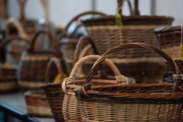 paniers en osier tiss&eacute;s &agrave; la main par un artisan