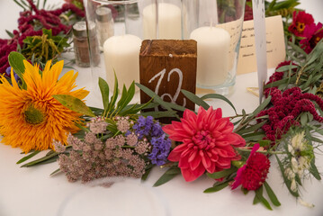 couronne de fleurs sur une table avec des bougies en d&eacute;co de mariage