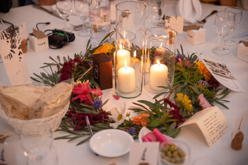table de mariage dressée et décorée avec des bougies et des fleurs