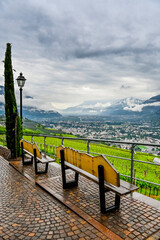 Dorf Tirol, Meran, Weinberg, Weinpergola, Aussichtspunkt, Etschtal, Etsch, Wanderweg, Parkbank,...