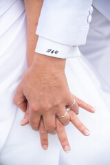 Deux mains entrelac&eacute;es et habits de mari&eacute;s