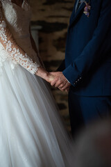 des mari&eacute;s se tiennent la main pendant une c&eacute;r&eacute;monie