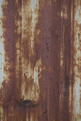 이 사진은 녹슨 철판의 세부 모습을 보여줍니다. 표면의 수직 패턴과 녹의 얼룩들이 독특한 텍스처를 만들어내며, 시간이 지나면서 형성된 자연스러운 변화가 돋보입니다. 이 이미지는 산업적 빈티지 느낌을 극대화한 작품입니다.