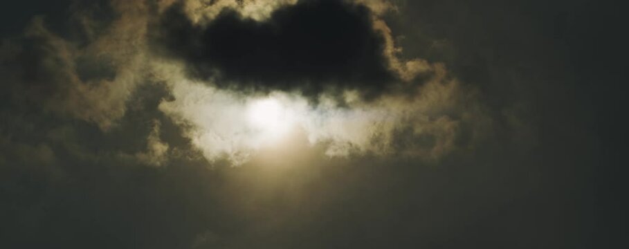 Wolken mit Anamorphen Flares die von der Sonne durchschienen werden