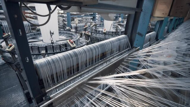 Operation of a flat-slot extruder in the production of polypropylene bags.