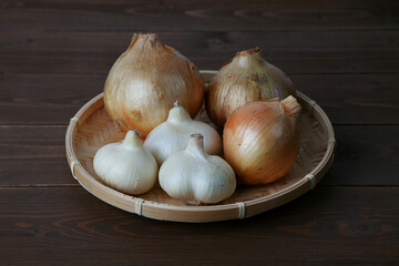 生のにんにく 玉ねぎ 木のテーブル