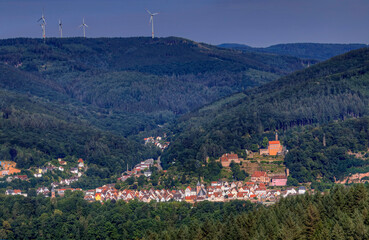 Luftaufnahme der Stadt Hirschhorn am Neckar im UNESCO-Global-Geopark Bergstraße-Odenwald, Hessen,...