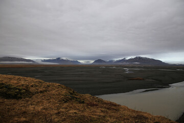 Landschaftsbild auf Island, Im Hintergrund ein Gletscher