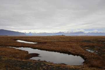 Landschaftsbild auf Island, Im Hintergrund ein Gletscher