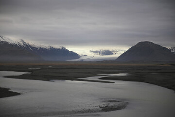 Landschaftsbild auf Island, Im Hintergrund ein Gletscher