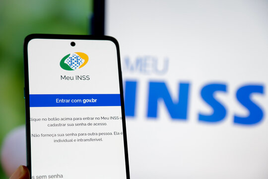 Aplicativo INSS do governo para aposentados no Brasil, na tela de um celular e fundo desfocado.