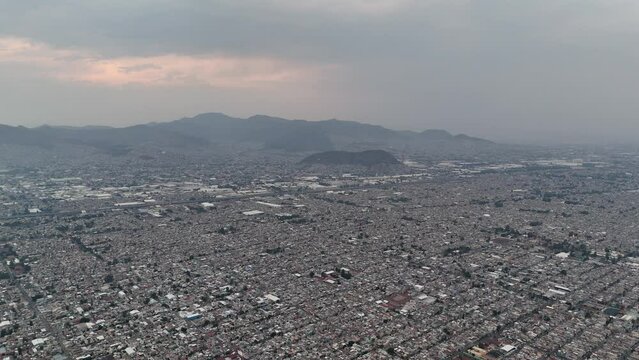 Aerial view of Ecatepec on a day of environmental contingency