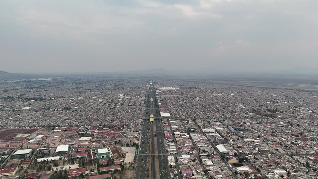 Aerial view of Ecatepec on a day of environmental contingency