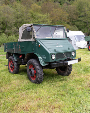 Alte Unimogs mit Pritsche auf einer Ausstellung in H&ouml;nningen, Deutschland am 04. Mai 2019