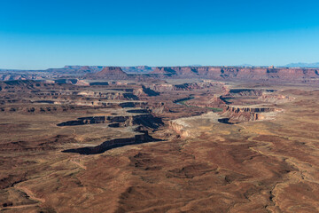 Canyonlands National Park, immense parc national des etats-unis d'amerique proche de Moab, Utah. Composé d'immenses canyon et du fleuve Colorado. Paysage sublime avec ciel bleu et roche rouge.