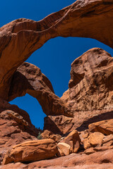 Double Arch à Arches National Park, Utah, USA. La roche s'est creusée au fil des millénaires pour former ces magnifiques arches rouges naturelles.