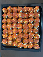 Malfatis de ricota y espinaca con tuco de salsa de tomate, estofado y salchicha.