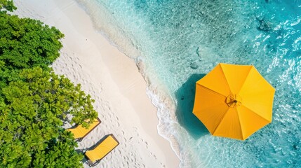 Naklejka premium Yellow beach umbrella on the right side of the bird's eye view photo, white sandy beach with green water and seaweed in perspective.