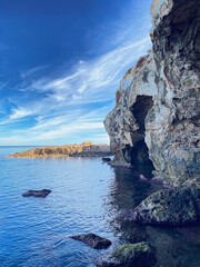 Gigantische Höhle mit Öffnung zum Mittelmeer