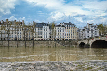 Beautiful view of historic buildings near the Ile Saint-Louis in the Seine
