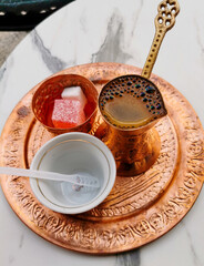 Bosnien: Traditioneller Kaffee in Sarajevo, serviert mit Lokum