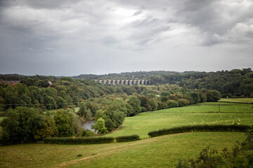 schöne landschaft mit einer brücke