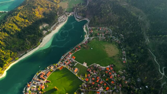Luftaufnahme Blick auf den Walchensee von der Herzogstandbahn. Aerial view Lake Walchen and town of Walchensee, Zwergern peninsula, as seen from Herzogstand mountain, Upper Bavaria, Bavaria, Germany. 
