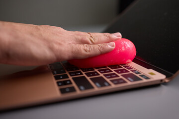 Clean your keyboard easily with a gel cleaner, an efficient solution for a dustfree workspace