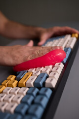 Clean your keyboard easily with a gel cleaner, an efficient solution for a dustfree workspace