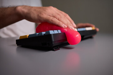 Clean your keyboard easily with a gel cleaner, an efficient solution for a dustfree workspace