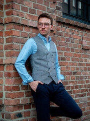 Młody mężczyzna na eleganckiej sesji zdjęciowej w postprzemysłowej części Katowic - Nikiszowcu