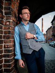 Młody mężczyzna na eleganckiej sesji zdjęciowej w postprzemysłowej części Katowic - Nikiszowcu