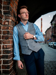 Młody mężczyzna na eleganckiej sesji zdjęciowej w postprzemysłowej części Katowic - Nikiszowcu